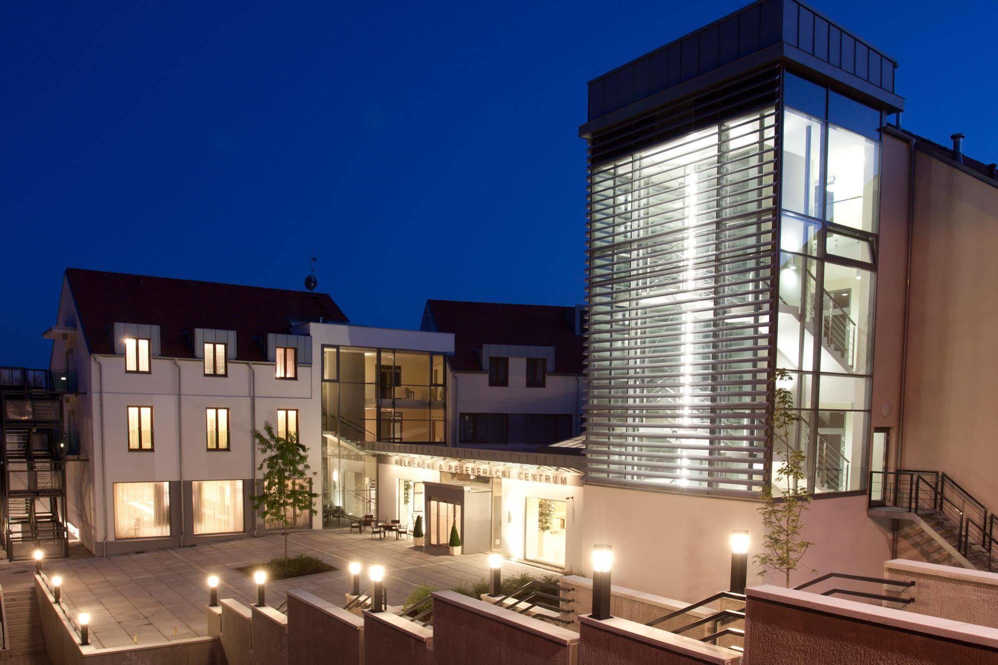 Wellness Hotel Diamant Hluboka nad Vltavou Exterior photo