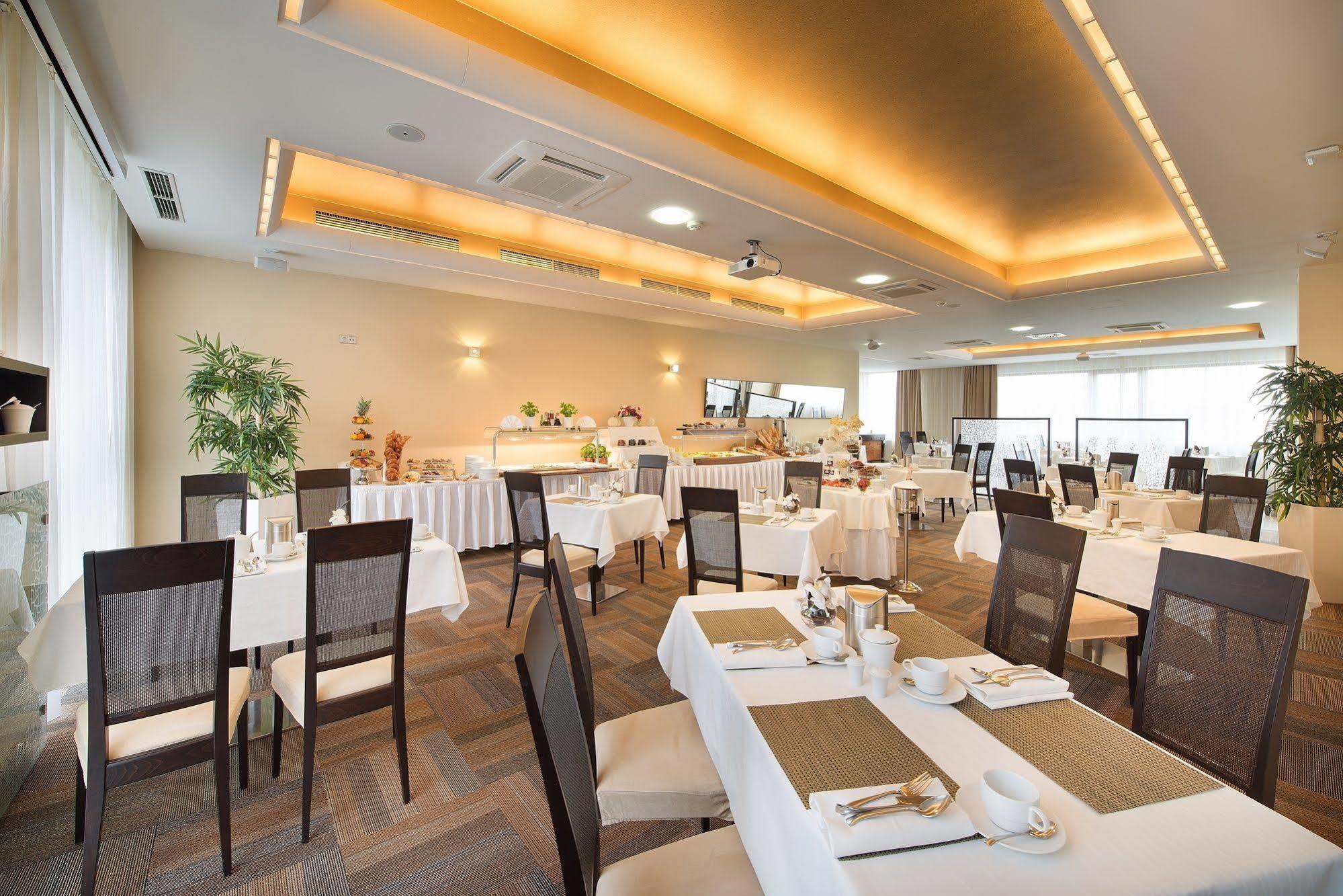 Wellness Hotel Diamant Hluboka nad Vltavou Exterior photo