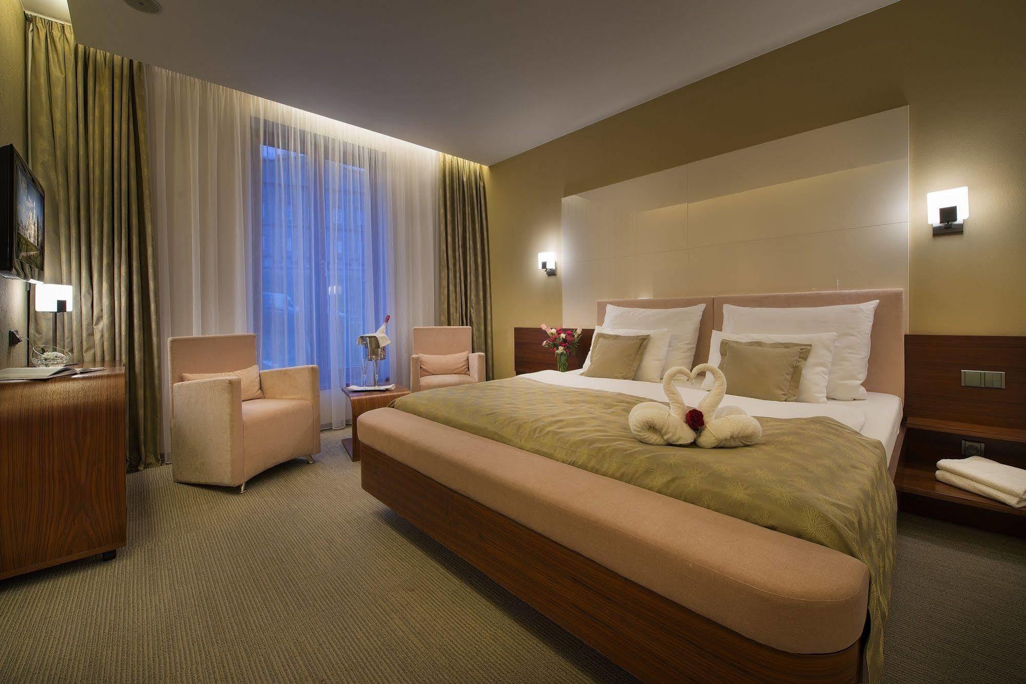 Wellness Hotel Diamant Hluboka nad Vltavou Exterior photo