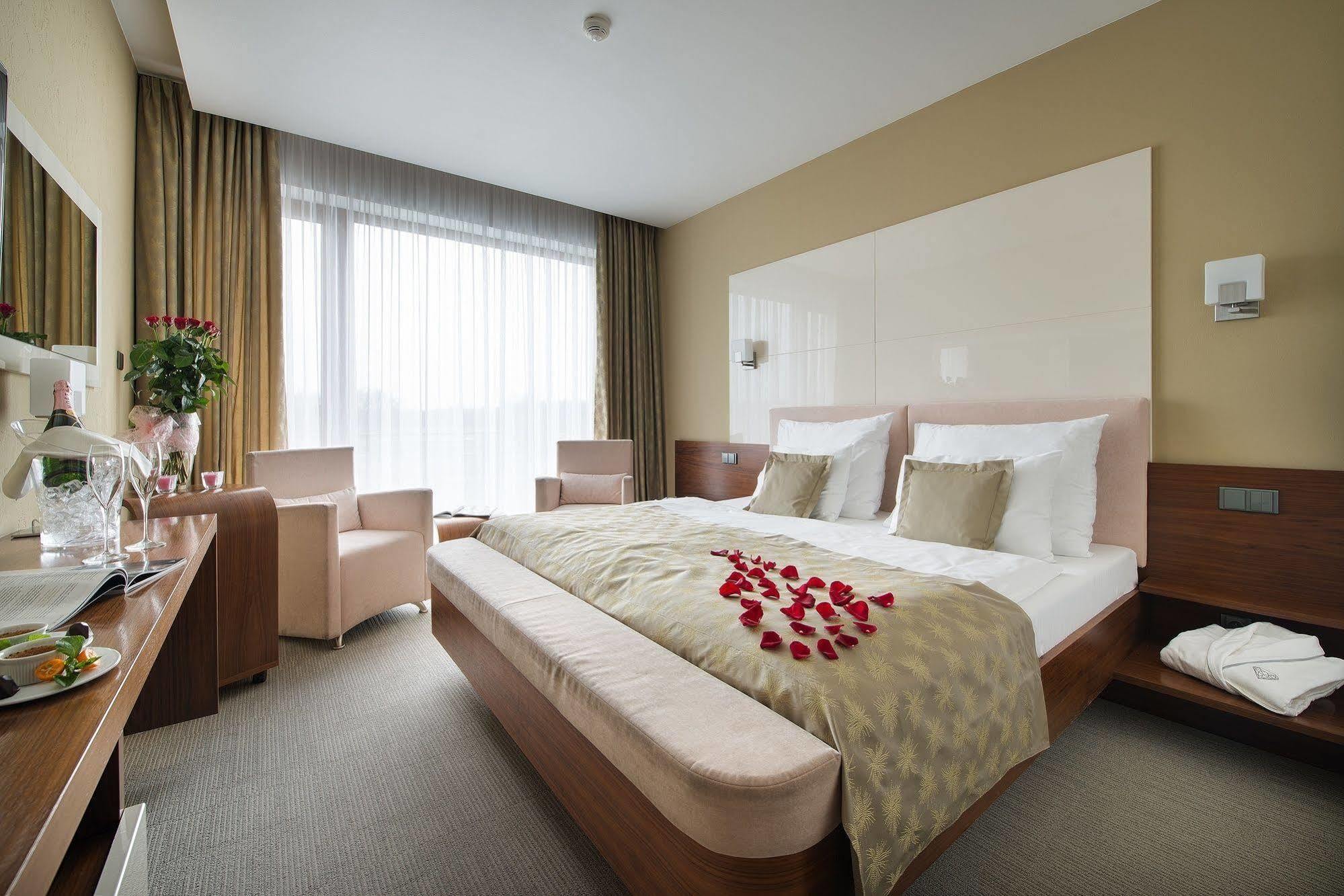 Wellness Hotel Diamant Hluboka nad Vltavou Exterior photo